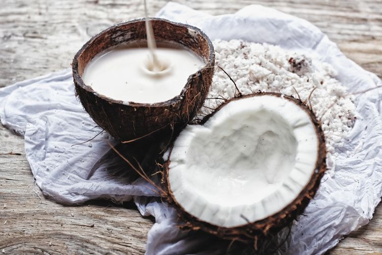 Minyak Kelapa untuk Kesehatan Rambut dan Kulit